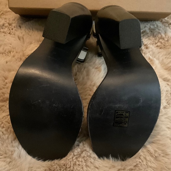 * Authentic BURBERRY TB Logo Sandals * - Picture 4 of 6